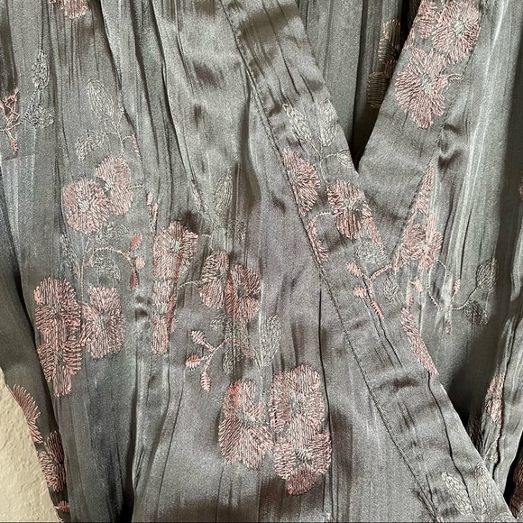 Rampage - Gray Pink Floral Short Sleeve Wrap Top - Size M - Picture 9 of 9